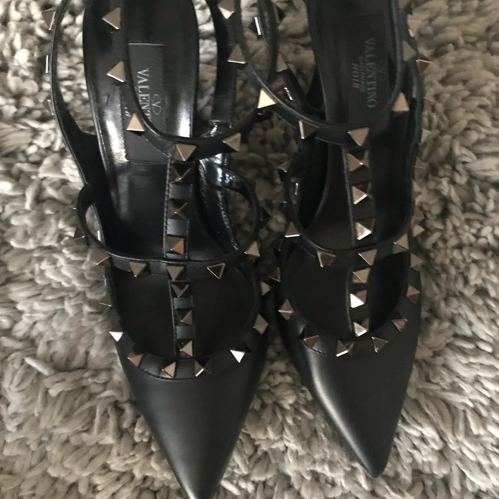 Valentino Noir Rockstud Pump